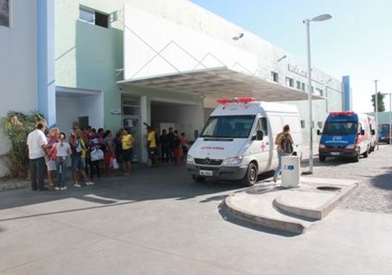 Fiscalização da SMTT combate estacionamento irregular no entorno do HGE