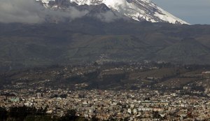 Cinzas de vulcão escurecem céu e cobrem cidades do Equador