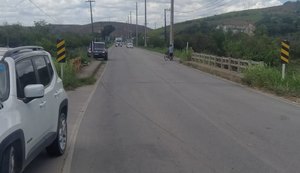 Motorista perde controle de carro e se choca em ponte em São Luís do Quitunde