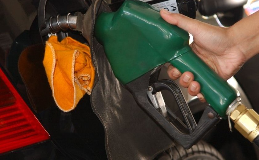 Petrobras anuncia queda de 0,89% no preço da gasolina