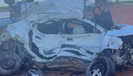 Jovem morre em colisão frontal entre carro de passeio e carreta no Polo Industrial