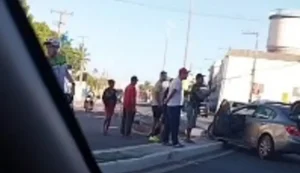 Carro colide em poste e deixa trânsito lento no Jaraguá
