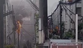 Incêndio em fiação elétrica assusta moradores no Benedito Bentes, em Maceió