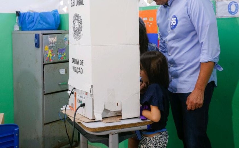 Candidato, pelo PSD, Rui Palmeira vota na companhia das filhas