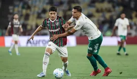 Fluminense vence a Chapecoense e segue entre os primeiros